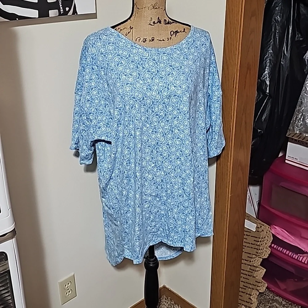 2xl lularoe blue and white floral Irma. - Picture 1 of 3